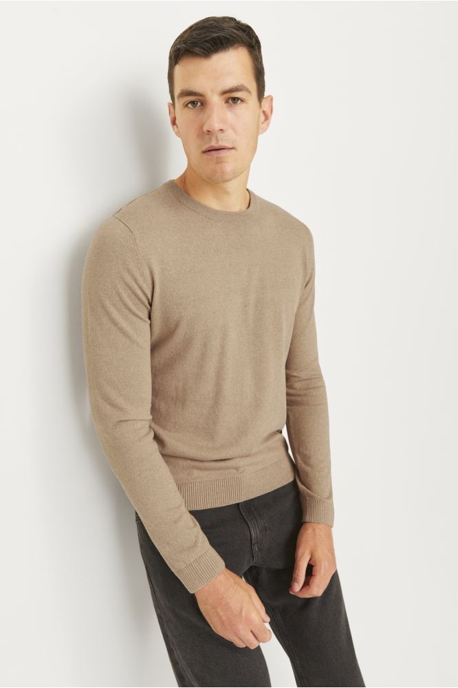 JJ Rebel beige heren trui | Model vooraanzicht
