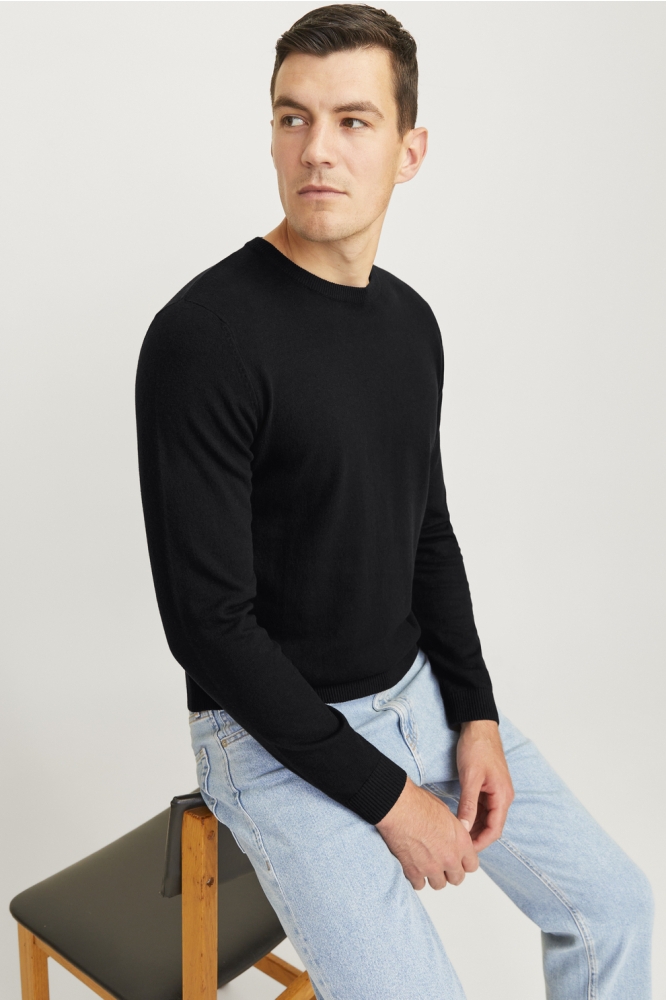 JJ Rebel zwarte heren trui | Model vooraanzicht