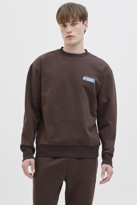 JJ Rebel bruine heren sweater | Model vooraanzicht