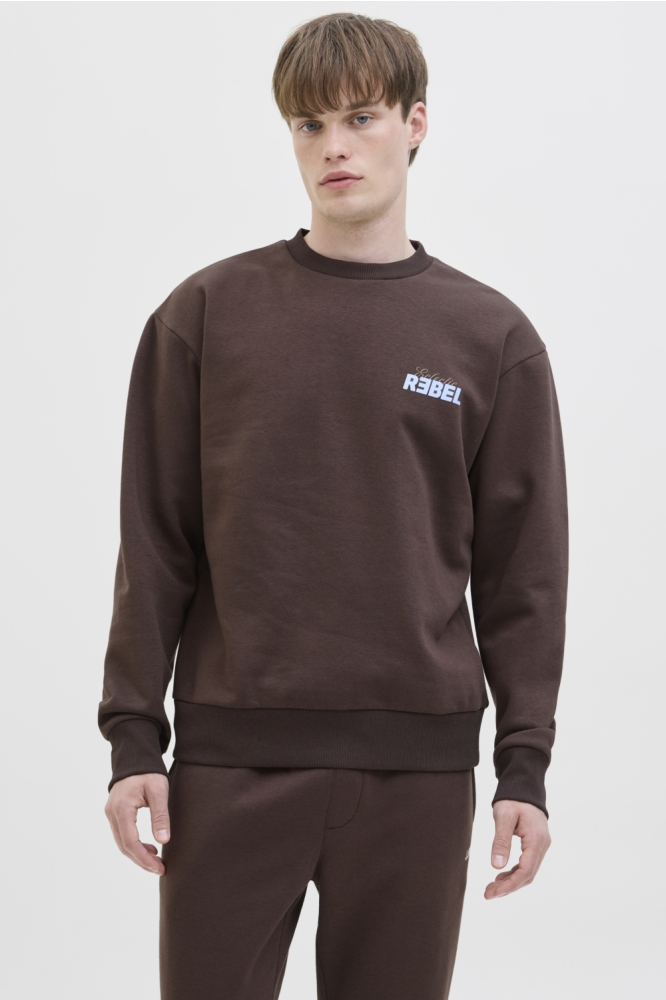 JJ Rebel bruine heren sweater | Model vooraanzicht