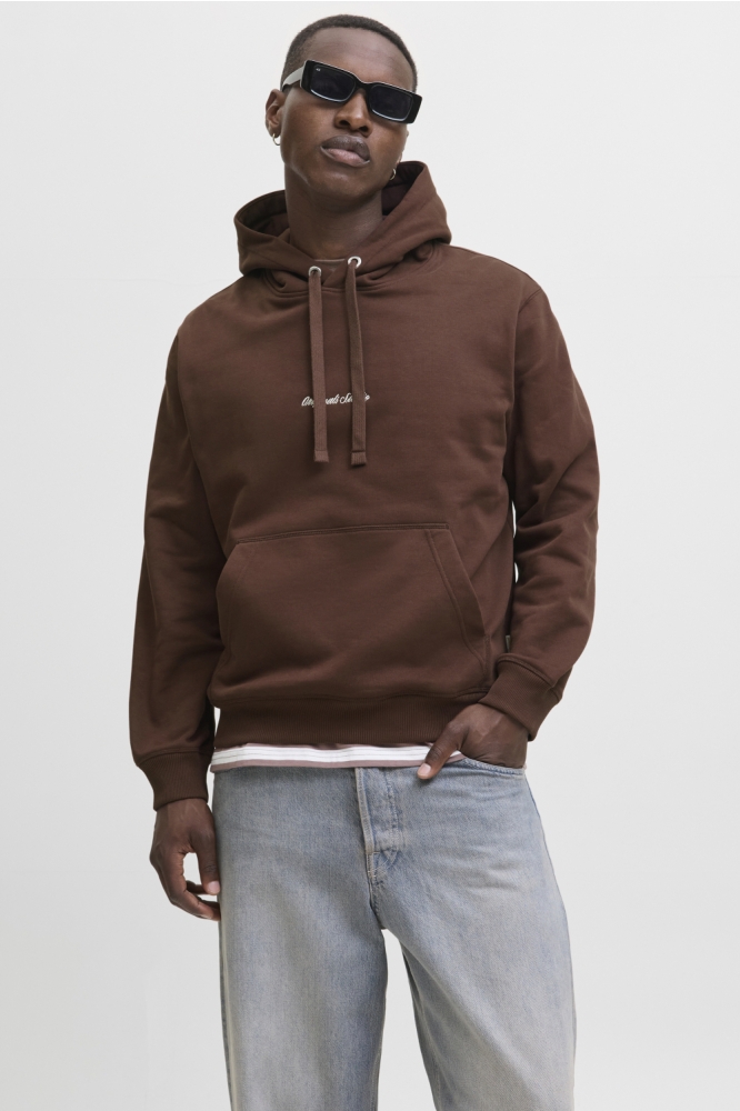 Jack & Jones bruine heren sweater | Model vooraanzicht