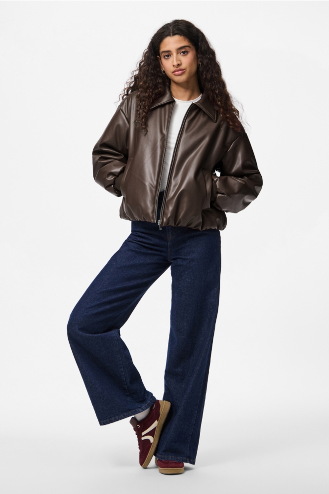 Pieces bruine dames jas | Model vooraanzicht