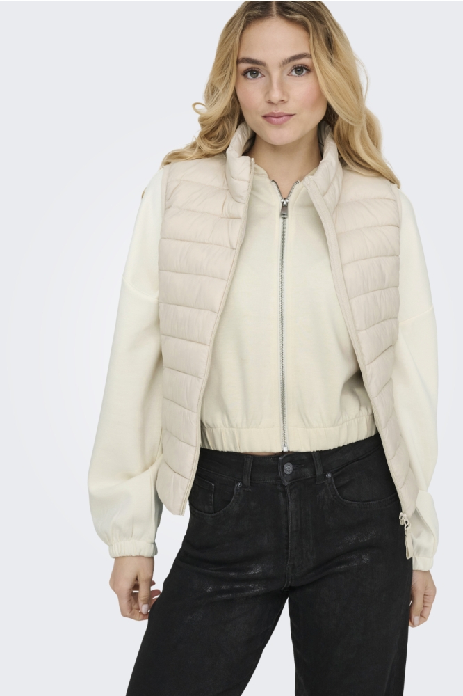Only beige dames vest | Sfeerbeeld, In situatie