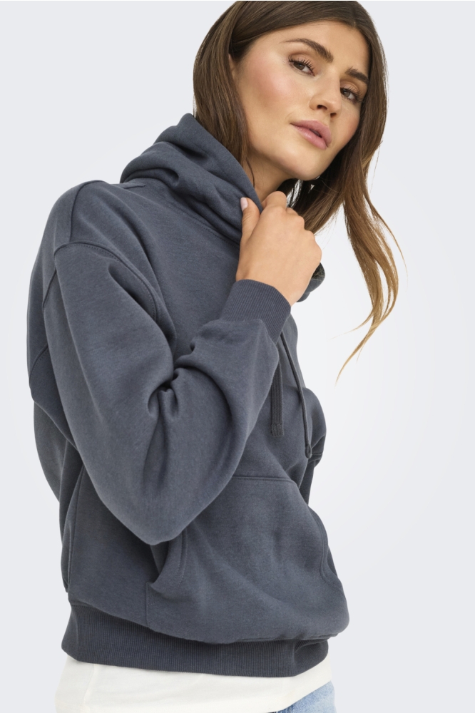 Only blauwe dames sweater | Model zijaanzicht