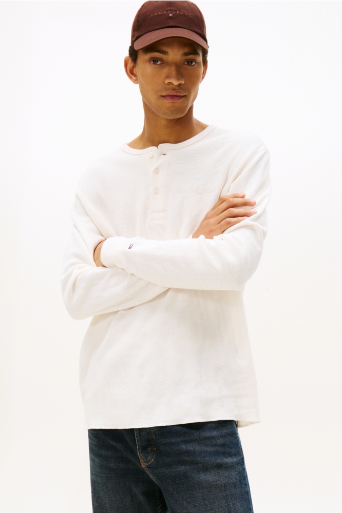 Tommy Jeans witte heren t-shirt | Model vooraanzicht
