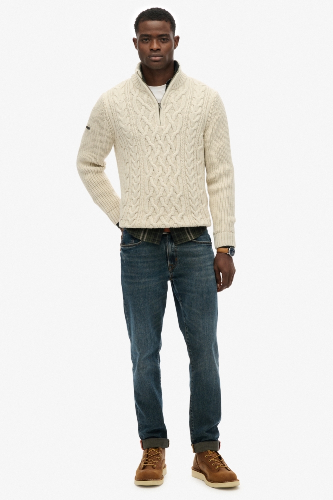 Superdry ecru heren trui | Model vooraanzicht