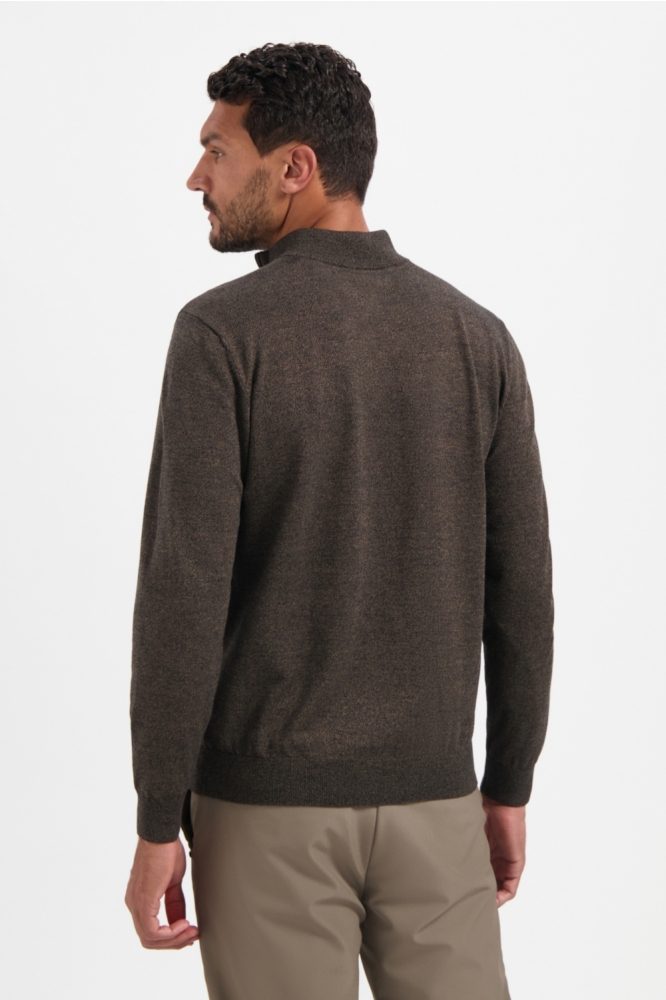 NO-EXCESS taupe heren trui | Model achteraanzicht
