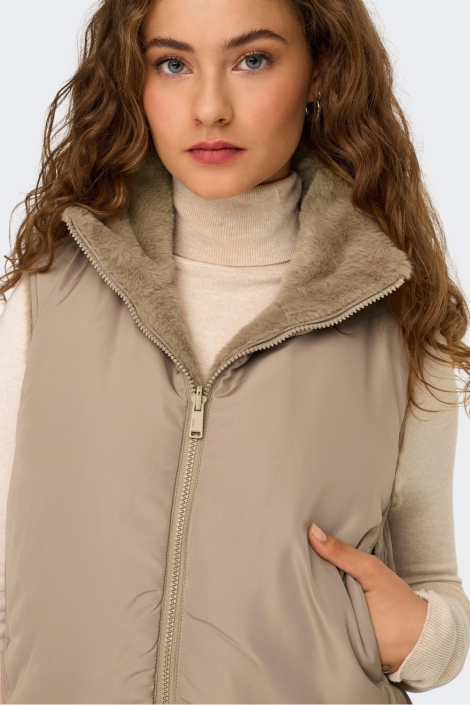Only taupe dames gilet | Model vooraanzicht