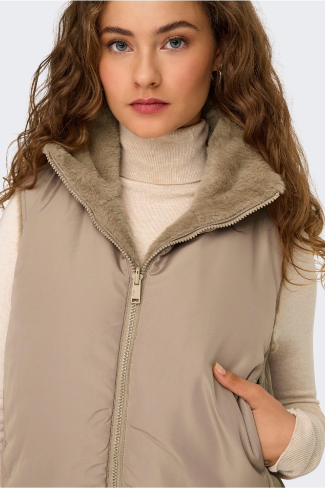 Only taupe dames gilet | Model vooraanzicht