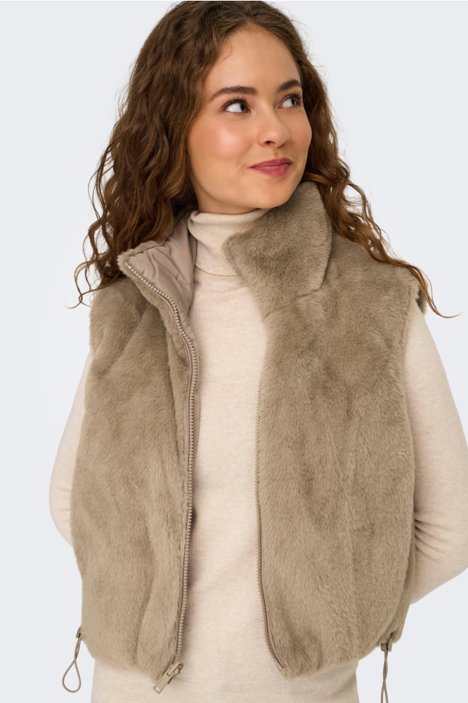 Only taupe dames gilet | Model vooraanzicht