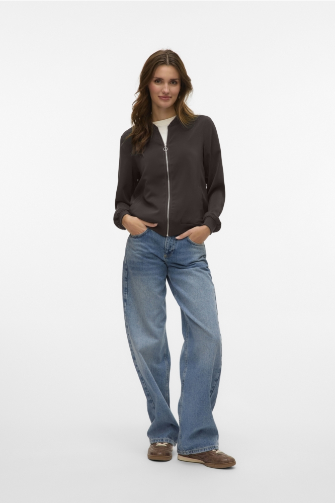 Vero Moda bruine dames jas | Model vooraanzicht