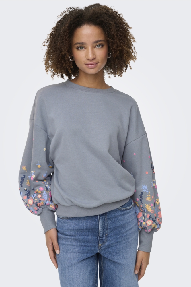 Only blauwe dames sweater | Model vooraanzicht