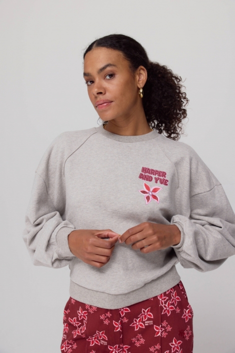 Harper & Yve grijze dames sweater | Model vooraanzicht