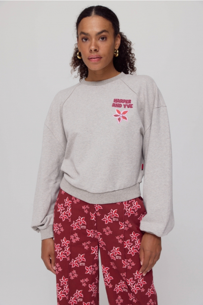 Harper & Yve grijze dames sweater | Model vooraanzicht