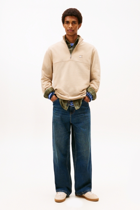 Tommy Jeans zand heren sweater | Model