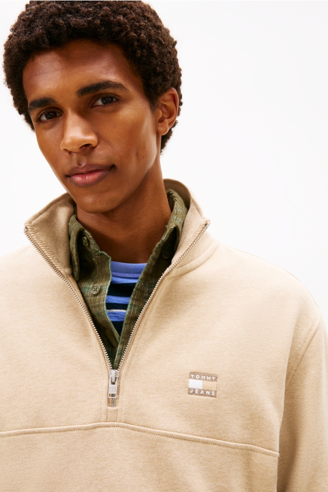 Tommy Jeans zand heren sweater | Model vooraanzicht