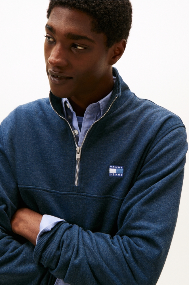 Tommy Jeans blauwe heren sweater | Model vooraanzicht