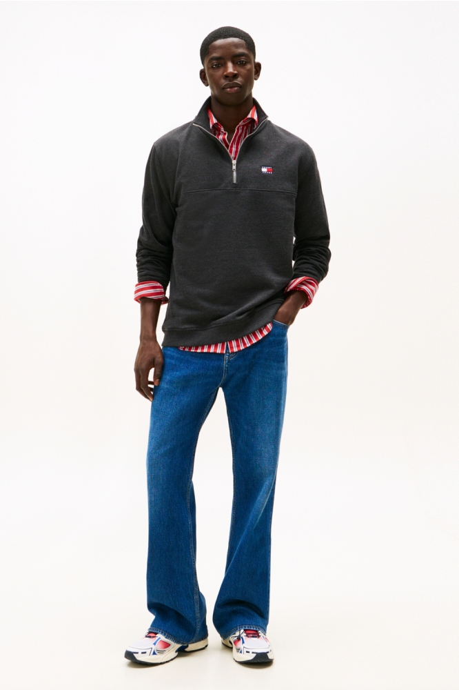 Tommy Jeans zwarte heren sweater | Model