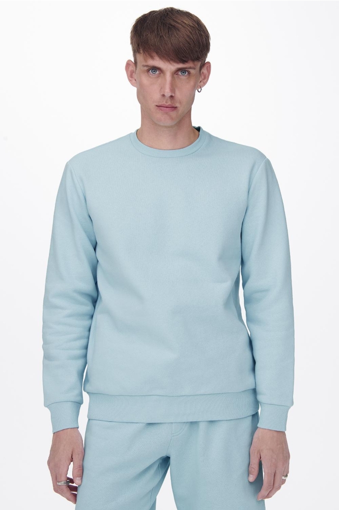Only & Sons blauwe heren sweater | Model vooraanzicht