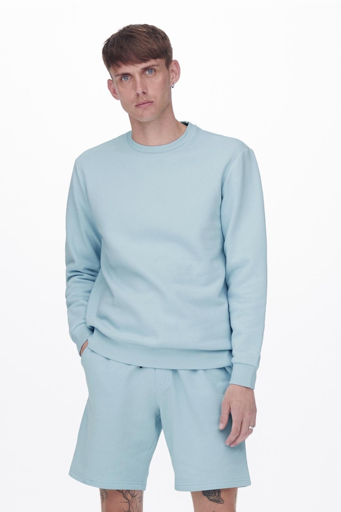 Only & Sons blauwe heren sweater | Model vooraanzicht
