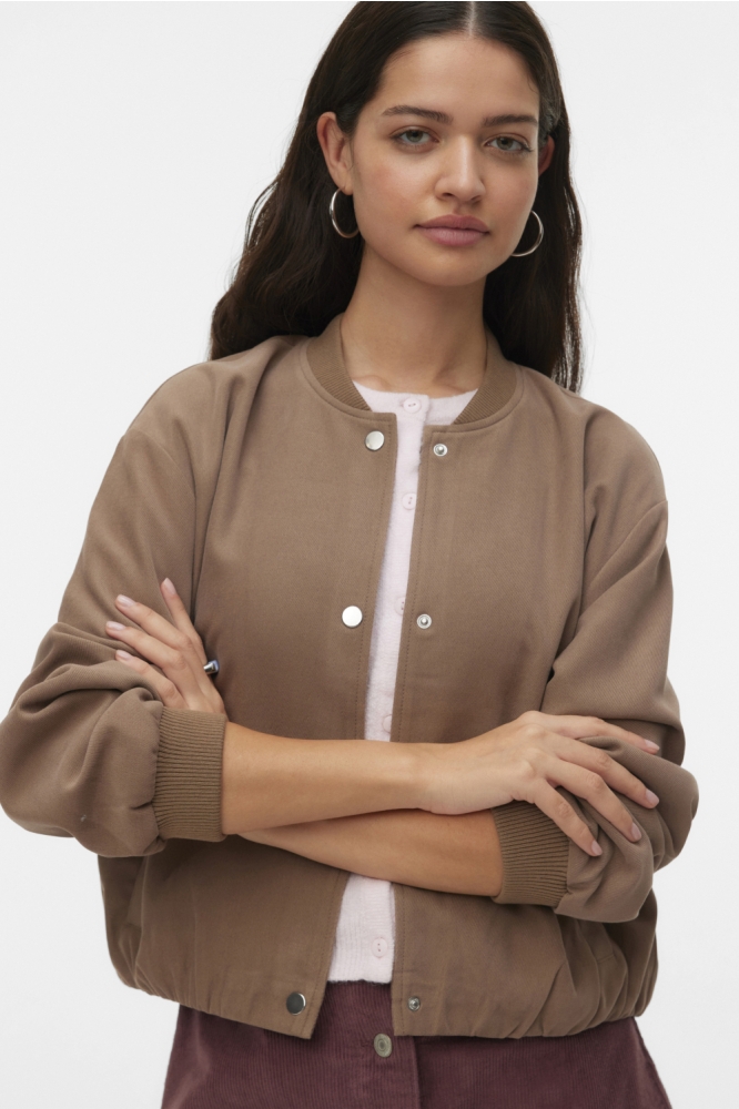 Vero Moda camel dames jas | Model vooraanzicht
