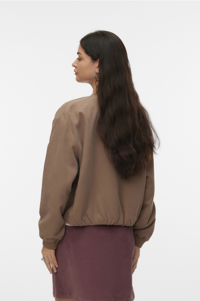 Vero Moda camel dames jas | Model achteraanzicht