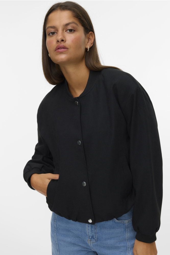 Vero Moda zwarte dames jas | Model vooraanzicht