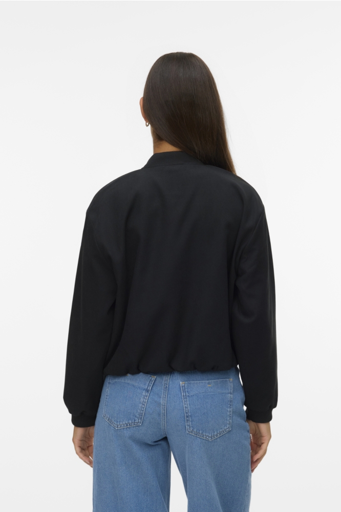 Vero Moda zwarte dames jas | Model achteraanzicht