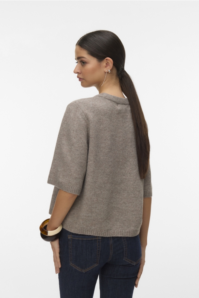 Vero Moda taupe dames trui | Model achteraanzicht