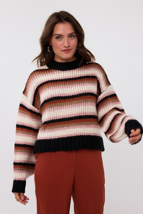 Ydence zwarte dames trui | Model vooraanzicht