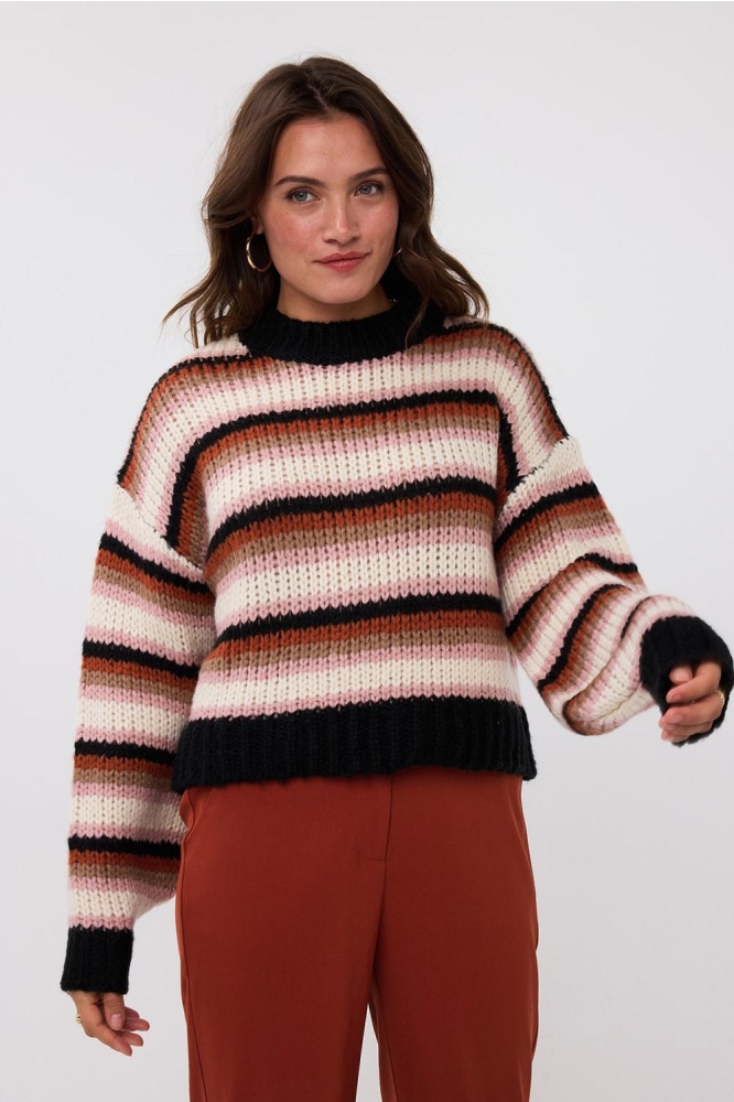 Ydence zwarte dames trui | Model vooraanzicht