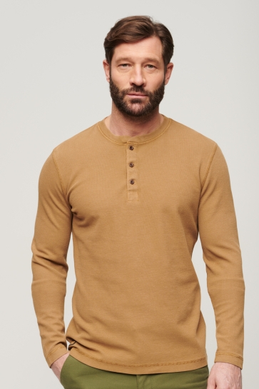 Superdry T-shirt WAFFLE LONG SLEEVE HENLEY TOP M6010776A CLASSIC BROWN CAMEL