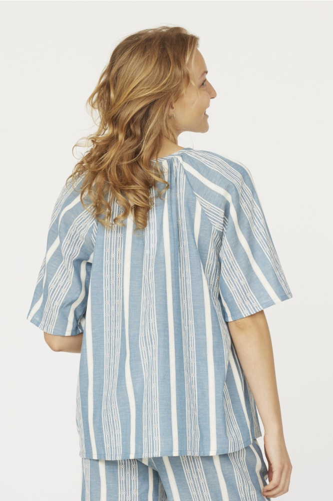 SisterS point blauwe dames blouse | Model achteraanzicht