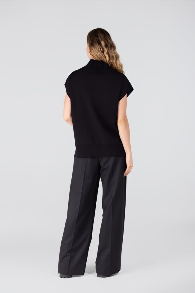 Juffrouw Jansen zwarte dames gilet | Model achteraanzicht