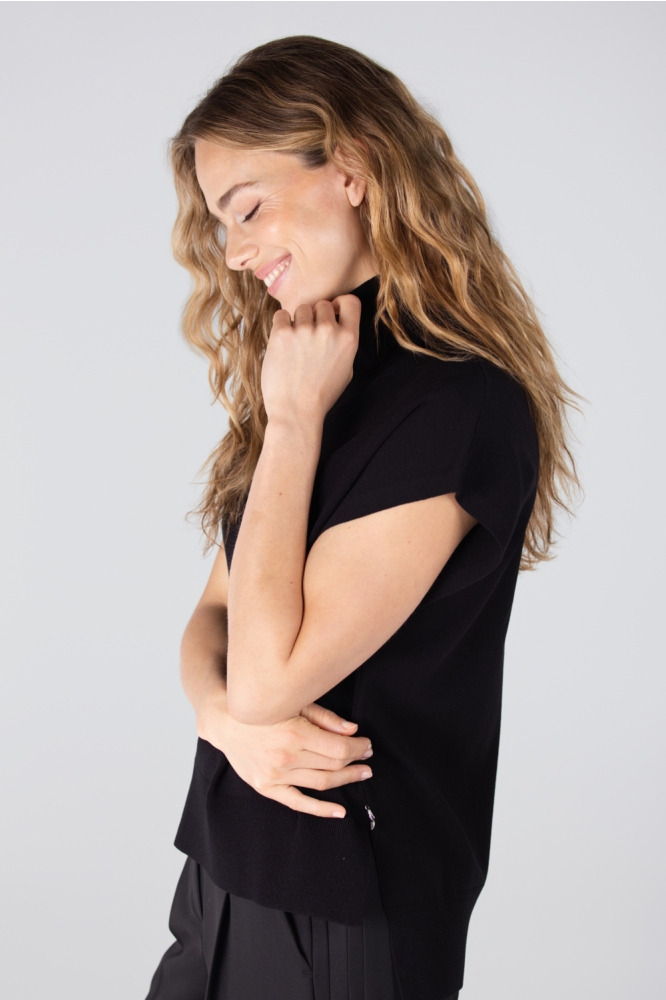 Juffrouw Jansen zwarte dames gilet | Model zijaanzicht