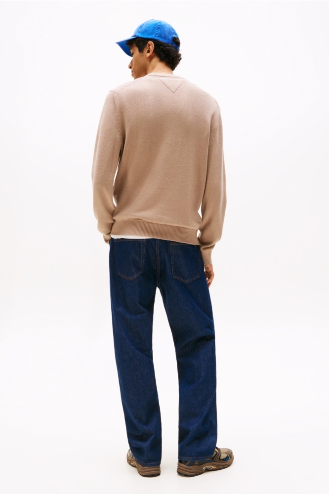 Tommy Jeans taupe heren trui | Model