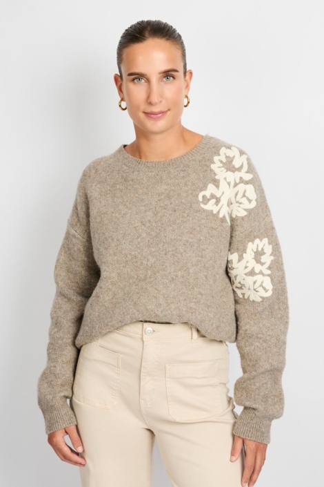 C&S The Label bruine dames trui | Model vooraanzicht