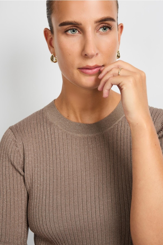 C&S The Label bronzen dames t-shirt | Close up