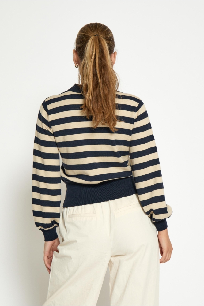 Minus blauwe dames trui | Model achteraanzicht