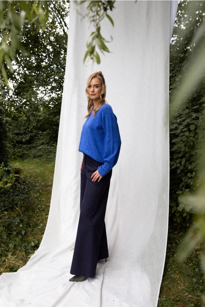 I-coni-K blauwe dames trui | Model zijaanzicht
