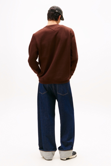 Tommy Jeans bruine heren sweater | Model achteraanzicht