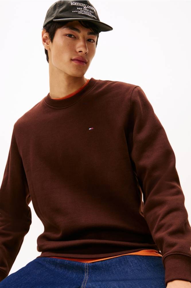 Tommy Jeans bruine heren sweater | Sfeerbeeld, In situatie