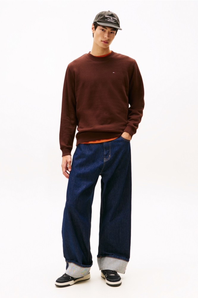 Tommy Jeans bruine heren sweater | Model