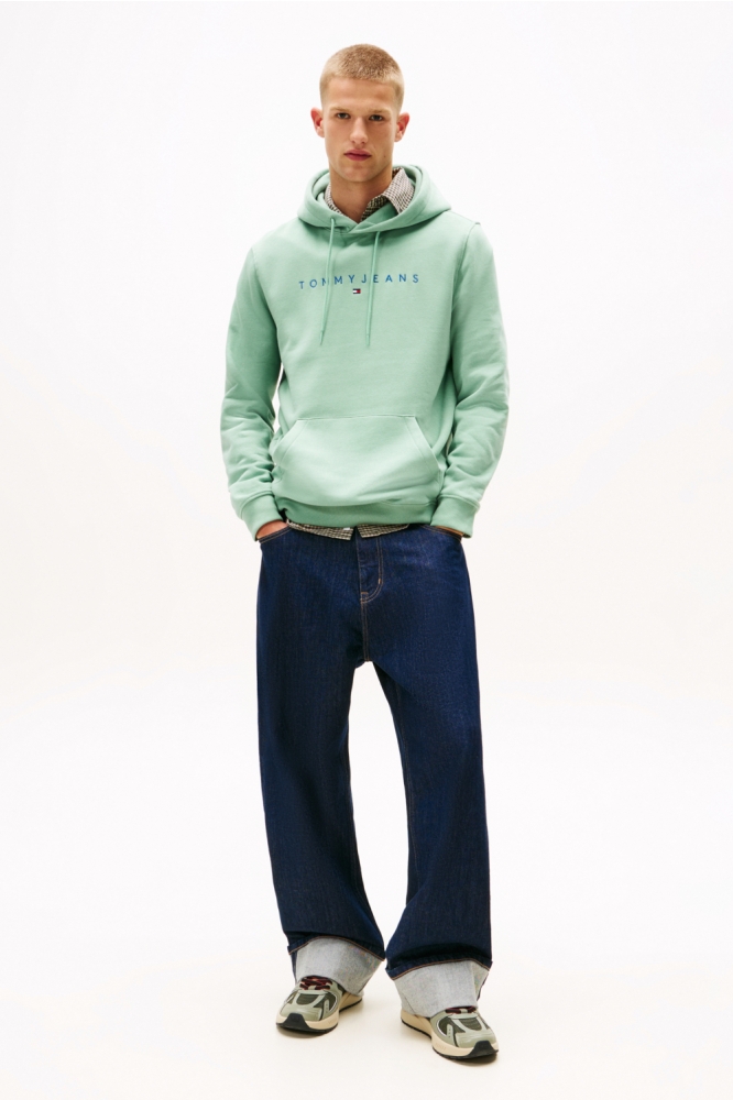 Tommy Jeans groene heren sweater | Model