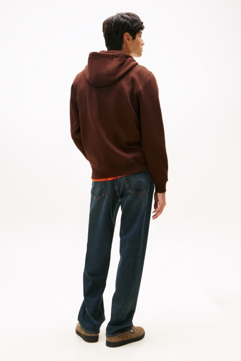 Tommy Jeans bruine heren sweater | Model achteraanzicht