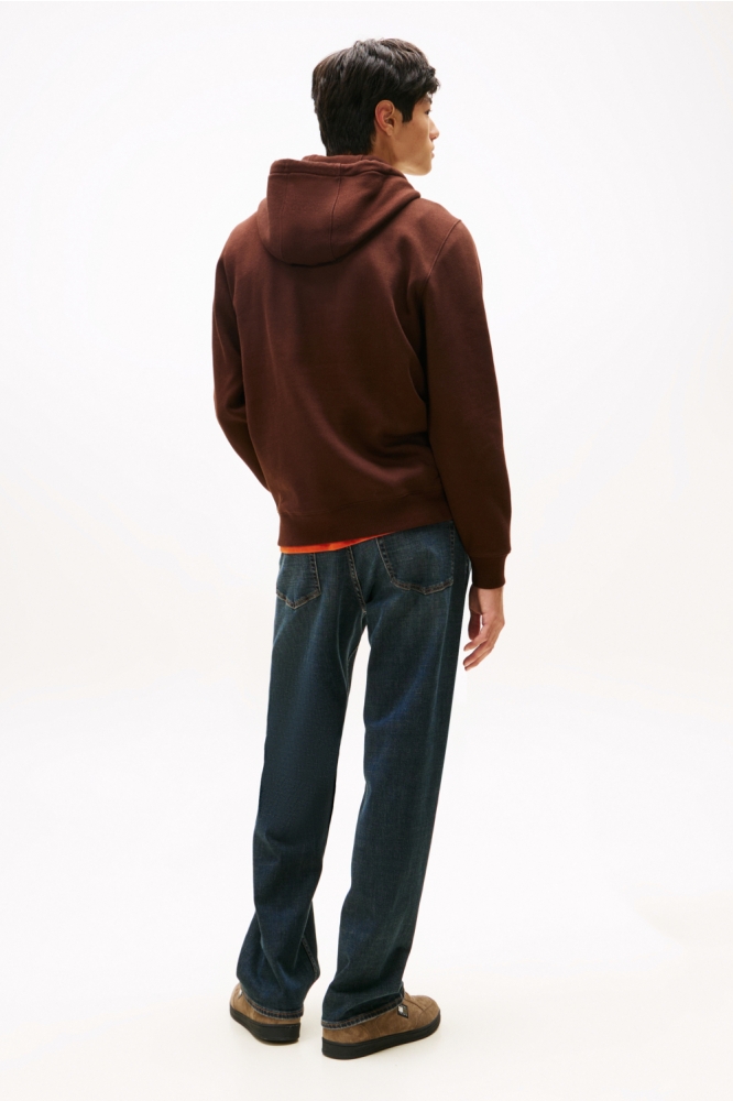 Tommy Jeans bruine heren sweater | Model achteraanzicht