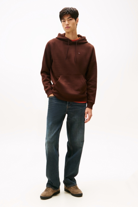 Tommy Jeans bruine heren sweater | Model