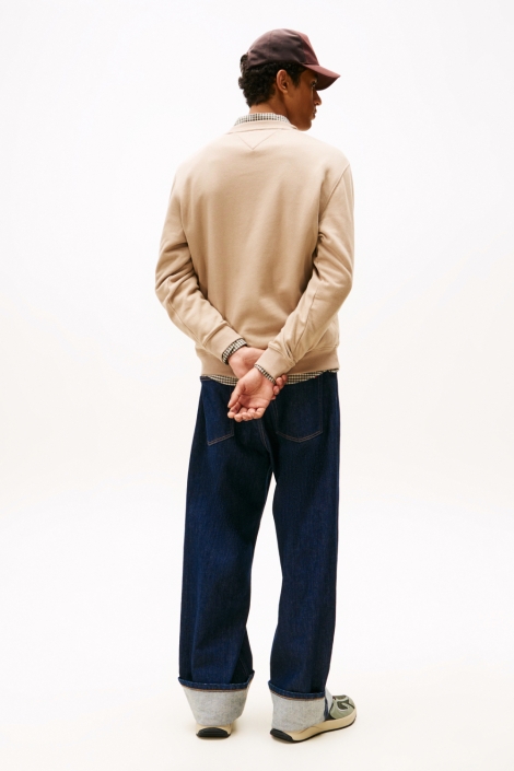Tommy Jeans taupe heren sweater | Model achteraanzicht