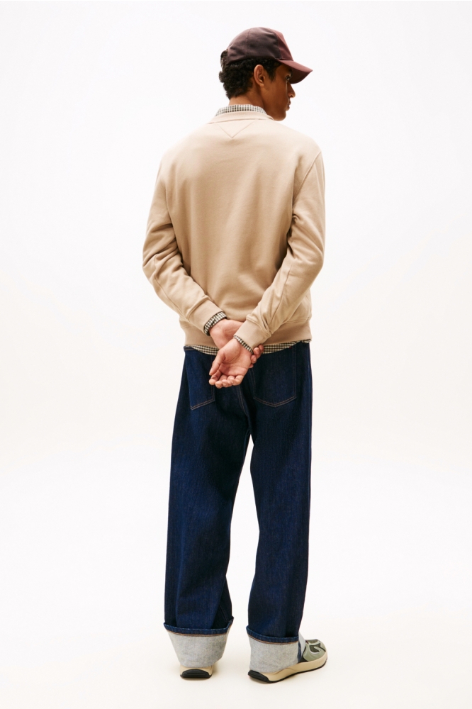 Tommy Jeans taupe heren sweater | Model achteraanzicht