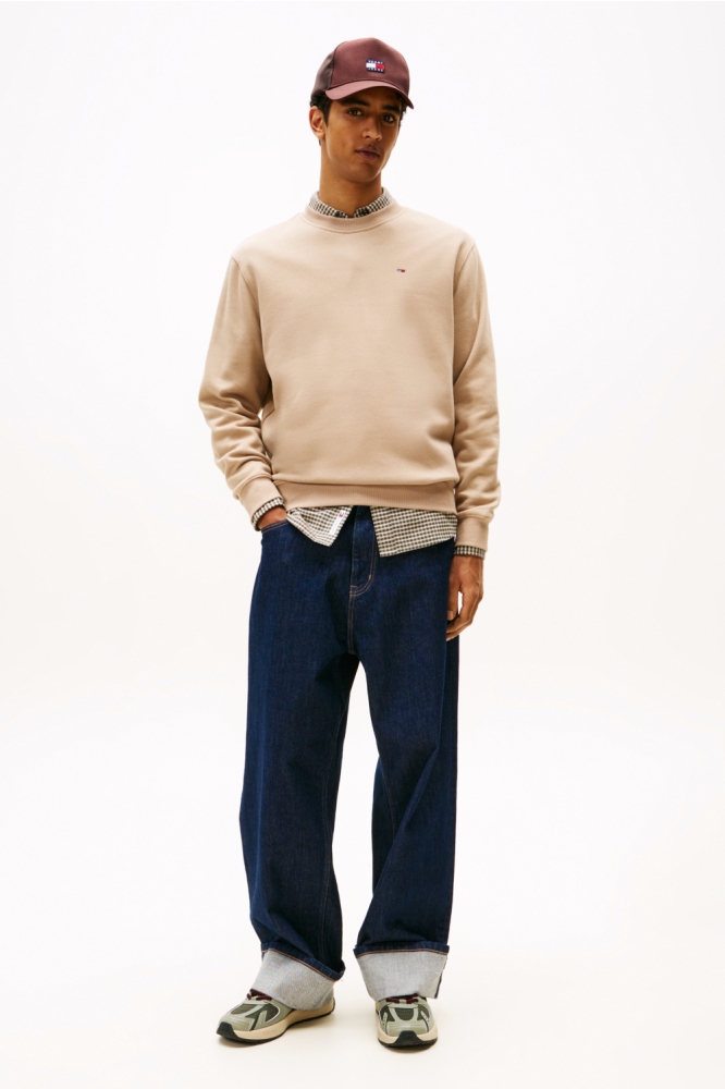 Tommy Jeans taupe heren sweater | Model vooraanzicht